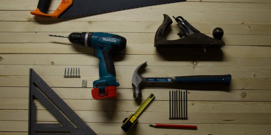 Outils de bricolage : scie, perceuse, marteau, vis